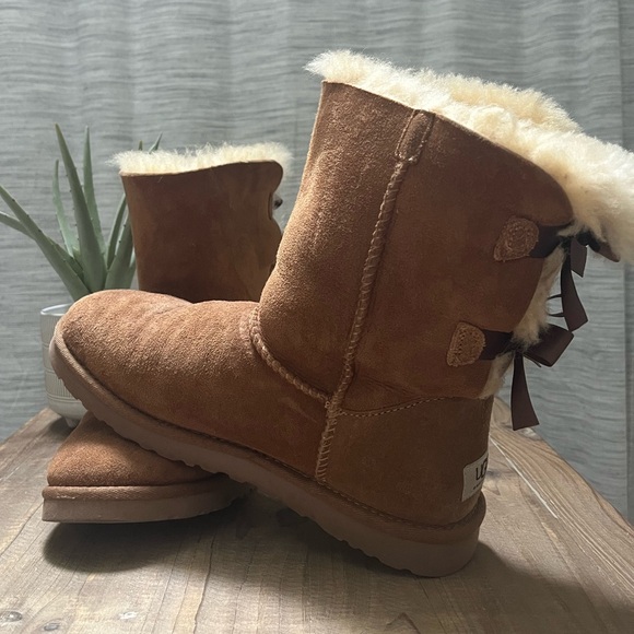 UGG AUSTRALIA Women’s BAILEY BOW II Size 8 - Picture 5 of 9